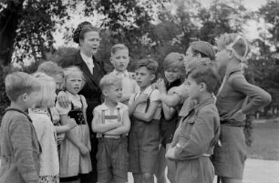 Kinderheim im Volkseigenen Betrieb "Fortschritt" : Gruppenporträt von Frau Mut mit Heimkindern