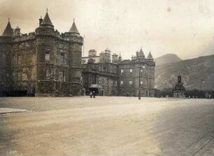 Edinburgh/ Schottland. Holyrood Palace mit Brunnen