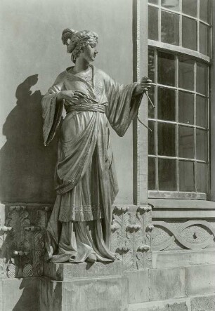 Heymüller, Gottlieb: Triangelschlägerin. Sandstein, vergoldet. 1755/1756. Potsdam: Park Sanssouci, Chinesisches Teehaus