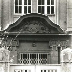Cottbus, Wilhelm-Külz-Straße 11/Ecke Wernerstraße. Ehemalige Loge (Kammerbühne und Landessender Brandenburg; um 1910). Hauptportal, oberer Teil