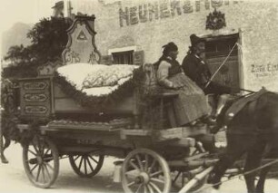 Alter Volksbrauch in Oberbayern : Alter Volksbrauch in Oberbayern. Der Kammerwagen im Brautzug bei einer Hochzeit in Mittenwald. Die Aussteuer der jungen Frau wird öffentlich gezeigt