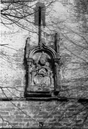 Endingen: Altes Relief an der Peterskirche "Petrus"