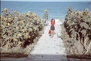 Eforie:Schwarzmeer Strand, Margarete Klein, steht an Sonnenblumen