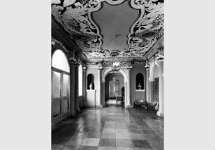 Vestibül im Erdgeschoss des Kunstgewerbemuseums im Schloss Köpenick mit Blick in Raum 2