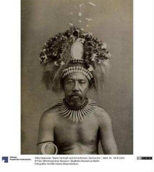 "Mann mit Kopf- und Armschmuck, Samoa-Ins."