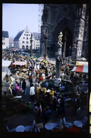 Freiburg: Münsterplatz von der Eisdiele, oben, Brunnen, Markt und Kornhaus