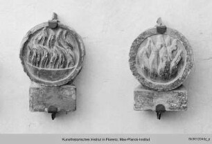 Zwei Reliefs mit dem Emblem der Compagnia della Pietà dei Tavolaccini