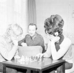 Schachspiel während des Winterurlaubes im FDGB-Ferienheim in Oberhof