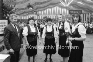 Volks- und Schützenfest: Festzelt: Schützenverein Klein Wesenberg und Umgegend von 1919 e.V.: Reinfelder Damen-Team mit Birgit Schiwy, Brigitte Kadatz, Edit Rosenke, Silke Pluym und Amtsvorsteher Heinrich Blunck: links Bühne: hinten an Tischreihen Gäste: 28. bis 31. Mai 1993