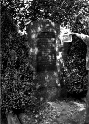 Grabstein 121 (Index: 100109835) Material: Granit Zustand: gut Maße HxBxT: 176x24x26 cm Beschreibung: konische Stele, Sockel, Segmentbogenabschluß, konische Schriftplatte Besonderheit: kulturhistorisch wertvoll / hist.-wiss. Gründe; - Doppelgrab für Eheleute: Grabstein 121