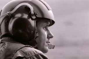 US-Hubschrauberpiloten an der innerdeutschen Grenze : US-Hubschrauberpiloten stehen am 3. Oktober 1988 an der innerdeutschen Grenze bei Phillipsthal