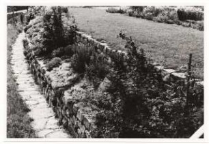 Garten Schindhelm, Kahla: Trockenmauern und Plattenweg