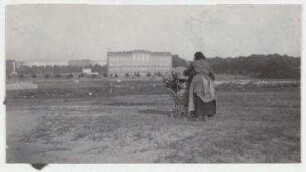 Ohne Titel (Frau mit reisigbeladenem Kinderwagen)