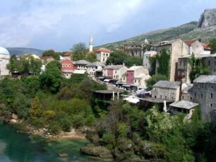 Mostar: Stadtansicht (Ausschnitt) mit Fluß Neretva im Vordergrund