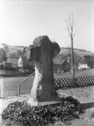 Steinkreuz : Klaffenbach (Chemnitz-Klaffenbach). Steinkreuz mit verbreitertem Schaft und eingeritztem Schaft am Wiesenhang ostsüdöstlich der Schule
