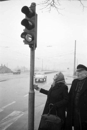 Inbetriebnahme einer Druckknopf-Signalanlage an der Durlacher Allee Höhe Untermühlstraße.