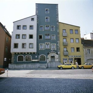 Regensburg. Gaststätte Zum Postmeister. Blick auf die verputzte Hauptfassade