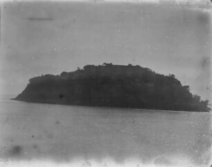 Insel : Blick zu einer besiedelten Insel