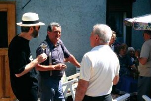 Französische Reisegruppe zu Gast bei Familie Axt, Besichtigung Böttcherei, Herr Axt (2.von links)
