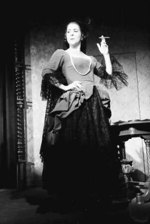 Freiburg: Kammertheater; Prosper Mérimée: Die Sakramentskutsche; Szene; Don Andrès de Ribeira, Vizekönig von Peru (Bernd Schorlemer) und Camilia Perichole, Schauspielerin (Berthe Trüb)