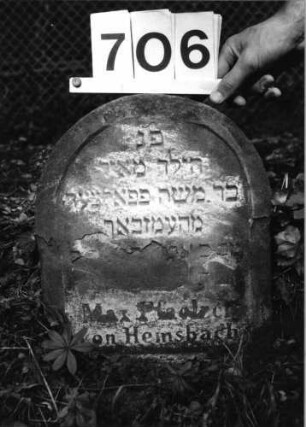 Grabstein 706 (Index: 99802118) Material: Sandstein Zustand: Inschrift abgeblättert/Textverlust Maße HxBxT: 38x33x10 cm Beschreibung: Stele mit Rundbogenabschluß, profilierter Rand: Grabstein 706