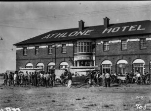 Das Athlone Hotel : Blick auf ein Hotelgebäude mit Automobilen und Personen davor