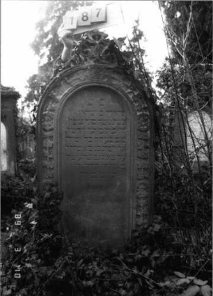 Grabstein 187 (Index: 100093660) Maße HxBxT: 166x65x29 cm Symbolik: Verzierungen: Grabstein 187