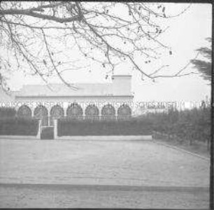 Weißes Gebäude mit verzierten Fenstern, Casablanca, Marokko