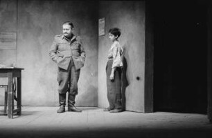 Szenenbilder aus dem Stück "Die Sonnenbrucks" von Leon Kruczkowski am Deutschen Theater Berlin : Szene mit Hans Stiebner als Hoppe (links)