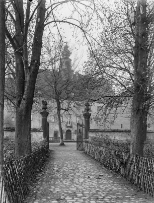 Schlos Prießnitz. Zufahrt mit Torpfeilern