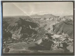 Coro Coro mit dem Cerro Miriquiri im Hintergrund