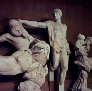 Westgiebel, Figur N, Kentaur; Figur O, Lapithin; Figur L, Apollon; Figur H, Lapithin und Figur G, Kentaur : Olympia. Archäologisches Museum. Westgiebel des Zeustempels, 3. Jahrzehnt des 5. Jh. v. Chr. Raubender Kentaur, Apollon, Hippodameia und Kentaur