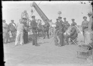 Musikkapelle in Uniformen des Norddeutschen Lloyd an Deck des Hochseepassagierdampfers "Bremen"