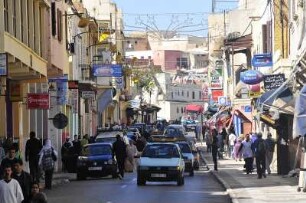 Meknes - Geschäftsstraße : In der Innenstadt von Meknes aufgenommen am 28. Oktober 2010