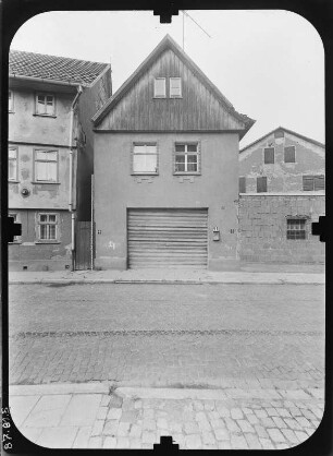 Schmalkalden, Braugasse. Wohnhaus mit Garage. Straßenfront