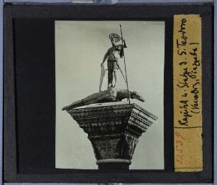 Venedig, Markusplatz / Piazza S. Marco,Venedig, Säulen auf dem Markusplatz : Säulenkapitell und Statue des Hl. Theodor