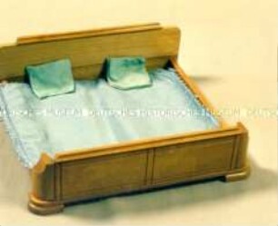 Puppenhaus: Bett mit Tagesdecke und Kissen