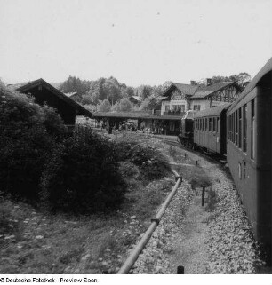 Gmund, Tegernsee. Bahnhof und einfahrender Personenzug