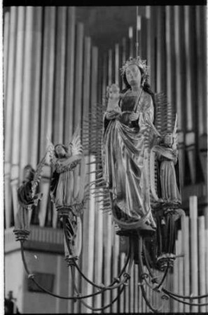Wetzlar: Inneres des Domes, Madonna vor Orgel, hängend