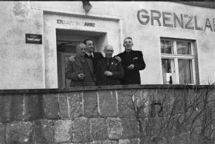 Männer vor dem Lokal "Grenzlandbaude" in Steinbach
