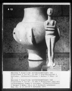 Weibliches Idol mit verschränkten Armen (Kapsala-Art)