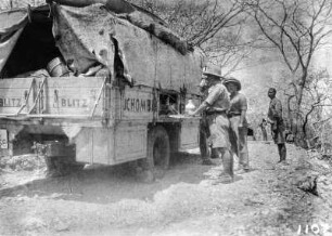 Expeditionsteilnehmer an Lastwagen : Expeditionsteilnehmer an einem der Lastwagen