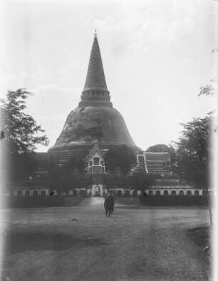 Stupa : Männer vor einer Stupa