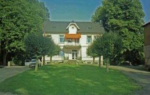 Herrenhof: traufständiges Wohnhaus: Eingangslaube mit Säulen, Treppe, Eingangstür: Altan: Zwerchgiebel: davor Rondell