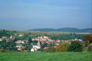 Blick über den Ort mit der Kirche in der Ortsmitte