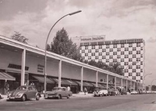 Hilton-Hotel mit Ladenkolonade
