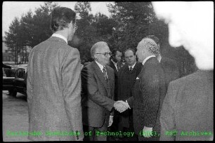 Begrüßung von Walter Scheel (Bundespräsident der Bundesrepublik Deutschland (BRD)) durch Prof. Erwin Willy Becker (Vorstandsvorsitzender der Gesellschaft für Kernforschung (GfK)) am Kernforschungszentrum Karlsruhe (KfK)