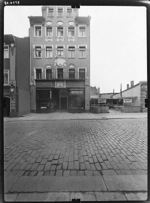 Meißen-Altstadt, Willy-Anker-Straße (Elbstraße) 15. Wohnhaus mit Laden (1. H. 19. Jh.). Straßenfront