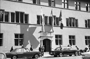 Freiburg: rumänische Woche; Rathaus mit rumänischer Fahne