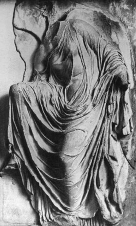 Athen, Sandalenlösende Nike, Relief von der Balustrade des Niketempels auf der Akropolis. Akropolis-Museum